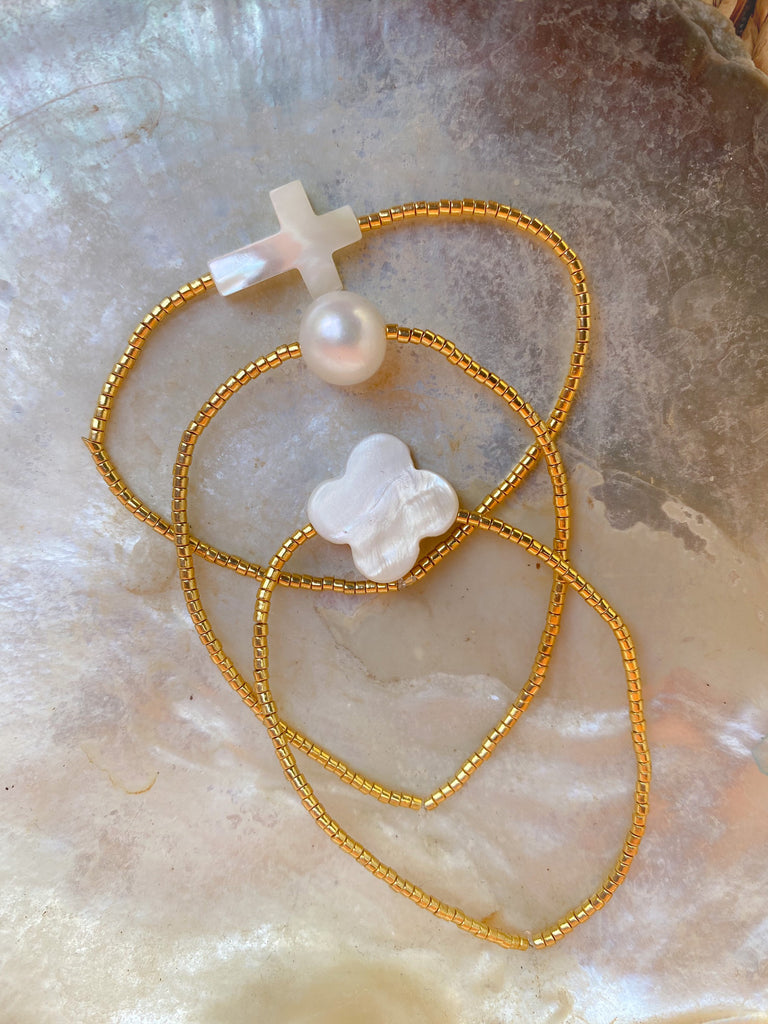 Bracelet Simple avec Croix en nacre trèfle en nacre ou perle d’eau douce - La Maison Toulonnaise